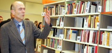 Med knjigami - na otvoritvi nove knjižnice v Domžalah (Domžale, 07.10.2005)
