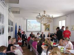 28. 5. 2008, Ljubljana: Soproga predsednika Barbara Mikli Trk se je udeleila novinarske konference Rdeega kria Slovenije ob zaetku akcije Peljimo jih na morje (foto: RKS)