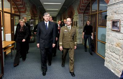 The President of the Republic of Slovenia, Dr Danilo T�rk, visits the NATO Cooperative Cyber Defence Centre of Excellence (photo: Stanko Gruden/STA)