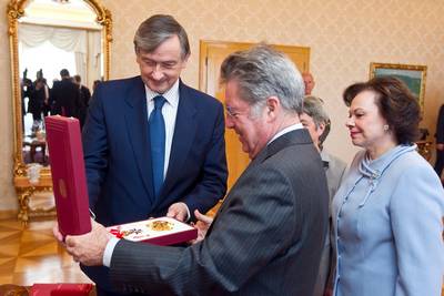 President of the Republic of Slovenia, Dr Danilo T�rk, and the Federal President of the Republic of Austria, Dr Heinz Fischer, exchange the highest state decorations (photo: Stanko Gruden/STA)