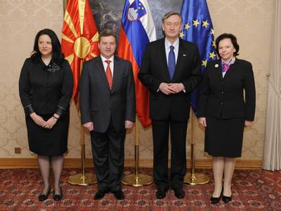 The President of the Republic of Slovenia, Dr Danilo T�rk, and his wife, Barbara Mikli� T�rk, meet the President of the Republic of Macedonia, Dr Gjorge Ivanov, and his wife, Maja Ivanov (photo: Neboj�a Teji�/STA)
