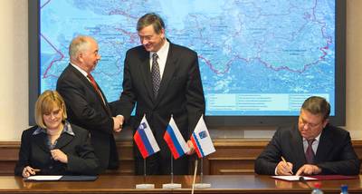 Darja Radi�, Minister of the Economy of the Republic of Slovenia and Valery Serdyukov, Governor of the Leningrad Region sign a Memorandum of Cooperation in the presence of Slovenian President Danilo T�rk (Photo: Stanko Gruden/STA)