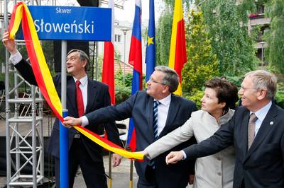 The President of the Republic of Slovenia, Dr Danilo T�rk, the President of the Republic of Poland, Bronis�aw Komorowski, and the Mayor or Warsaw, Dr Hanna Gronkiewicz-Waltz, and the Slovenian Ambassador in Poland, Marjan �etinc, at the opening of a new Slovenian Square in Warsaw (photo: Stanko Gruden/STA)