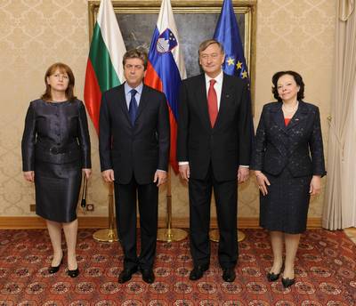 President of the Republic of Slovenia, Dr Danilo Trk, and his wife Barbara Mikli Trk welcome President of the Republic of Bulgaria, Dr Georgi Parvanov, and his wife Dr Zorka Parvanova (photo: Neboja Teji/STA)