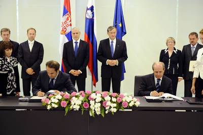 The Minister of Labour, Family and Social Affairs of the Republic of Slovenia, Dr Ivan Svetlik, and the Minister of Labour and Social Policy of the Republic of Serbia, Rasim Ljaji�, sign the agreement on social insurance between the Republic of Slovenia and the Republic of Serbia (FA BOBO)