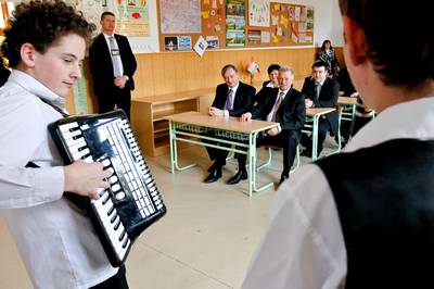 The President of the Republic of Hungary, Dr P�l Schmitt, and the President of the Republic of Slovenia, Dr Danilo T�rk, visit the Jo�ef Ko�i� Bilingual Basic School (photo: Stanko Gruden/STA)