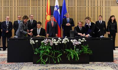 The President of the Republic of Slovenia, Dr Danilo T�rk, and the President of the Republic of Macedonia, Dr Gjorge Ivanov, attend the signing of the protocol on cooperation in education (photo: Neboj�a Teji�/STA)