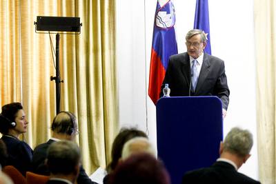 President of the Republic of Slovenia, Dr Danilo Trk, delivers a lecture entitled “Slovenia and the World”, organised by the Club of Former Slovenian Ambassadors, in cooperation with the International Center for Promotion of Enterprises (photo: Stanko Gruden/STA)