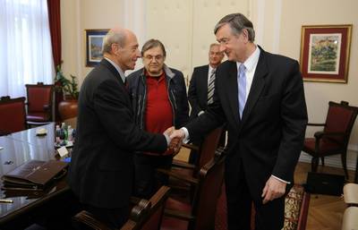 President of the Republic of Slovenia Dr Danilo T�rk organised a discussion on the Route of Peace from the Alps to the Adriatic Sea project, in which representatives of the Government of the Republic of Slovenia, the Foundation for Routes of Peace in Poso�je and the TIGR Primorska Association for Cultivating Patriotic Traditions participated (photo: Neboj�a Teji�/STA)