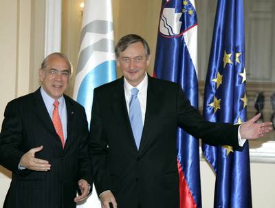 Slovenian President Dr Danilo Trk receives Secretary-General of the Organisation for Economic Co-operation and Development (OECD), Angel Gurra (photo: Tina Kosec/STA)