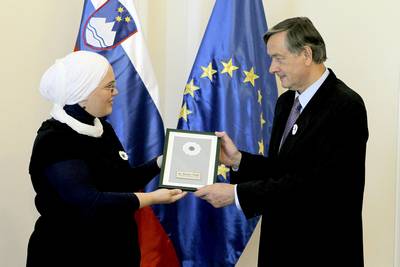 On the occasion of the 17th anniversary of the Srebrenica massacre, two representatives of the Zemzem women’s association award the President of the Republic of Slovenia, Dr Danilo T�rk, the symbol of Srebrenica in the memory of the victims of the massacre (photo: Daniel Novakovi�/STA)
