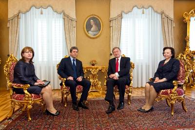 President of the Republic of Slovenia, Dr Danilo Trk, and his wife Barbara Mikli Trk welcome President of the Republic of Bulgaria, Dr Georgi Parvanov, and his wife Dr Zorka Parvanova (photo: Stanko Gruden/STA)