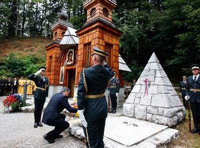 President Trk and the Speaker of the State Duma of the Federal Assembly of the Russian Federation, Boris Gryzlov, place wreaths upon the tomb of Russian soldiers, prisoners of war who died in an avalanche of snow when building the road over the Vri pass (photo: Stanko Gruden/STA)