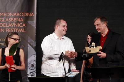 President of Slovenia, Danilo T�rk, presents the Jazzon Live award to the �rt Remic Trio for the best performance of a jazz composition at the Jazzinty Festival (photo: Tina Kosec/STA)