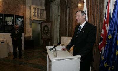 President Trk visited the Royal Society, handing over a facsimile of the Iconotheca Valvasoriana collection (photo: Tina Kosec/STA)