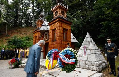 President Trk and the Speaker of the State Duma of the Federal Assembly of the Russian Federation, Boris Gryzlov, place wreaths upon the tomb of Russian soldiers, prisoners of war who died in an avalanche of snow when building the road over the Vri pass (photo: Stanko Gruden/STA)