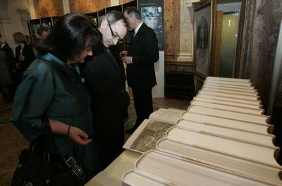 President Trk visited the Royal Society, handing over a facsimile of the Iconotheca Valvasoriana collection (photo: Tina Kosec/STA)