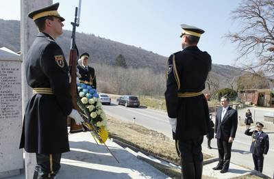 The President of the Republic of Slovenia, Dr Danilo T�rk, about to lay a wreath on the Monument to the Fallen Slovenian Soldiers in �kabrijel (photo: Tina Kosec/STA)