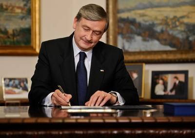 Slovenian President Dr Danilo T�rk signs an order on the dissolution of the Slovenian National Assembly and on early elections of its members (photo: Neboj�a Teji�/STA)