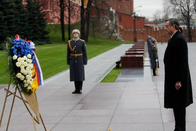 President of the Republic of Slovenia, Dr Danilo T�rk laid a wreath at the Tomb of the Unknown Soldier in the Alexander Garden with military honours (photo: Stanko Gruden/STA)