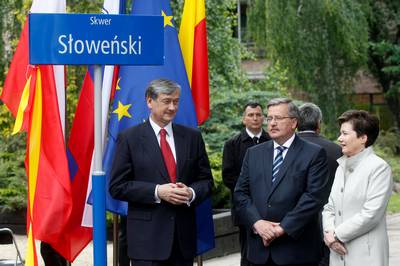The President of the Republic of Slovenia, Dr Danilo T�rk, the President of the Republic of Poland, Bronis�aw Komorowski, and the Mayor or Warsaw, Dr Hanna Gronkiewicz-Waltz, open a new Slovenian Square in Warsaw (photo: Stanko Gruden/STA)