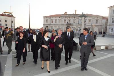 President T�rk and his wife, President Fischer and his wife and the Mayor of Piran and his wife tour the centre of Piran (photo: Stanko Gruden/STA)