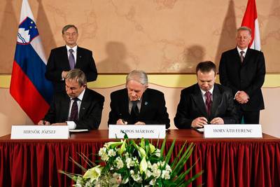 The President of the Republic of Hungary, Dr P�l Schmitt, and the President of the Republic of Slovenia, Dr Danilo T�rk, attend the formal signing of the Agreement on Cooperation between the Pomurje Hungarian Self-Governing National Community, the Union of Slovenians in Hungary and the National Slovenian Self-Government in Hungary (photo: Stanko Gruden/STA)