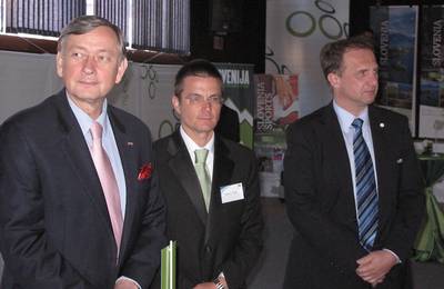 The President of the Republic, Dr Danilo Trk, visited the camp of the Slovenian national football team in the Hyde Park area of Johannesburg where Slovenian House has recently opened (photo: Leon Rosa/STA)