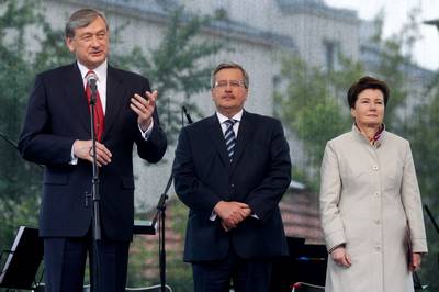 The President of the Republic of Slovenia, Dr Danilo T�rk, the President of the Republic of Poland, Bronis�aw Komorowski, and the Mayor or Warsaw, Dr Hanna Gronkiewicz-Waltz, open a new Slovenian Square in Warsaw (photo: Stanko Gruden/STA)