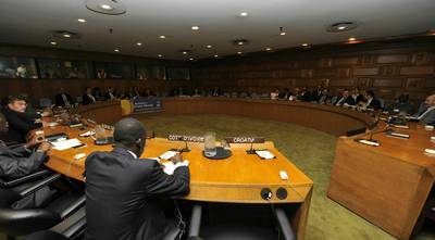 The President of Slovenia, Dr Danilo Trk, together with the Prime Minister of the Republic of Trinidad and Tobago, Patrick Manning, co-chairs the round-table discussion 8 (FA BOBO)