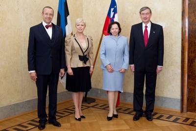 The President of the Republic of Slovenia, Dr Danilo T�rk, and his wife Barbara Mikli� T�rk are welcomed by the President of the Republic of Estonia, Toomas Hendrik Ilves, and his wife Evelin Ilves (photo: Stanko Gruden/STA)