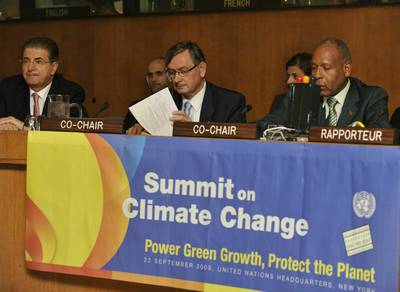 The President of Slovenia, Dr Danilo Trk, together with the Prime Minister of the Republic of Trinidad and Tobago, Patrick Manning, co-chairs the round-table discussion 8 (FA BOBO)
