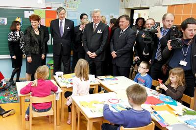The President of the Republic of Slovenia, Dr Danilo T�rk, and the President of the Republic of Hungary, Dr P�l Schmitt, visit the Dobrovnik Bilingual Basic School / K�tnyelv� �ltal�nos Iskola, Dobronak (photo: Stanko Gruden/STA)