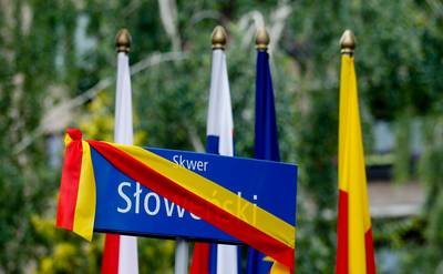 The President of the Republic of Slovenia, Dr Danilo T�rk, the President of the Republic of Poland, Bronis�aw Komorowski, and the Mayor or Warsaw, Dr Hanna Gronkiewicz-Waltz, open a new Slovenian Square in Warsaw (photo: Stanko Gruden/STA)