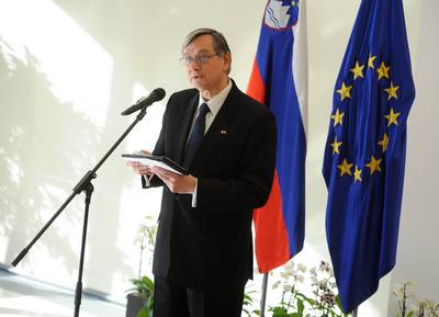 President of the Republic of Slovenia, Dr Danilo T�rk, and his wife, Barbara Mikli� T�rk, together with the Prime Minister of the Republic of Slovenia, Borut Pahor, and Tanja Pe�ar, hosted a New Year's reception for the diplomatic corps (photo: Tamino Petelin�ek/STA)