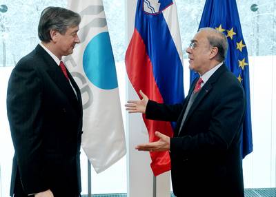 The President of the Republic of Slovenia, Dr Danilo T�rk, meets with the Secretary-General of the Organisation for Economic Co-operation and Development (OECD), Angel Gurr�a (photo: Tamino Petelin�ek/STA)
