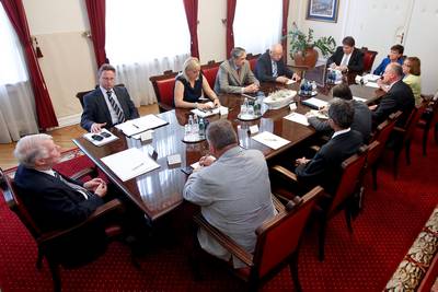 President of the Republic of Slovenia, Dr Danilo Trk, discusses the strategic project ‘Jezik-Lingua: multilingualism as a value and the importance of the border between Italy and Slovenia’ with representatives of umbrella organisations of the Slovenian minority in Italy and the Italian minority community in Slovenia (photo: Stanko Gruden/STA)