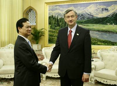 President Danilo Trk with the Prime Minister of the Socialist Republic of Vietnam, Nguyen Tan Dung, in Beijing (FA BOBO)