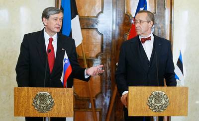 The President of the Republic of Slovenia, Dr Danilo T�rk, is received by the President of the Republic of Estonia, Toomas Hendrik Ilves (photo: Stanko Gruden/STA)