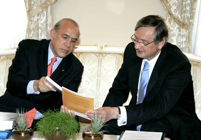 Slovenian President Dr Danilo Trk receives Secretary-General of the Organisation for Economic Co-operation and Development (OECD), Angel Gurra (photo: Tina Kosec/STA)