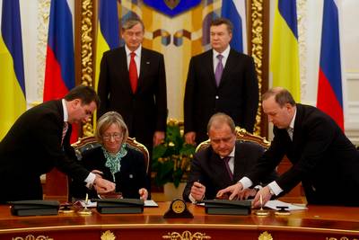 The President of Ukraine, Viktor Yanukovych, and the President of the Republic of Slovenia, Dr Danilo T�rk, attend the signing of cooperation agreements between Ukraine and the Republic of Slovenia (photo: Stanko Gruden/STA)