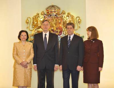 President Trk and Barbara Mikli Trk welcomed by President Parvanov and Zorka Petrova Parvanova (FA BOBO)