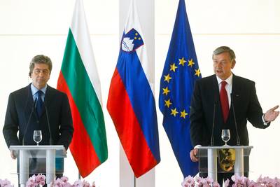 President of the Republic of Slovenia, Dr Danilo Trk, welcomes President of the Republic of Bulgaria, Dr Georgi Parvanov (photo: Neboja Teji/STA)