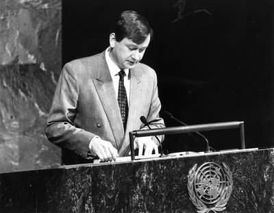 In front of the UN General Assembly on 22 May 1992 (FA BOBO)