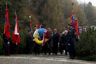 Predsednik Republike Slovenije dr. Danilo Trk je poloil venec k Spomeniku rtvam vojnega nasilja na Urhu pri Ljubljani (foto: Stanko Gruden/STA)