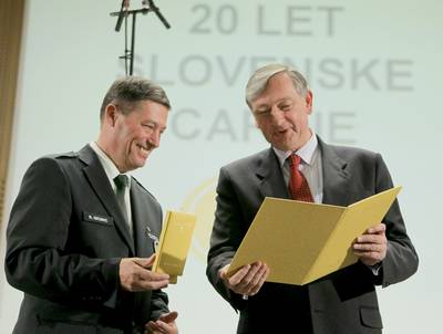 Predsednik republike dr. Danilo Trk je z Zlatim redom za zasluge odlikoval Carinsko upravo Republike Slovenije (foto: Daniel Novakovi/STA)