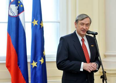 Predsednik republike dr. Danilo Trk je z Zlatim redom za zasluge odlikoval Organizacijski komite Pokala Vitranc (foto: Tamino Petelinek/STA)