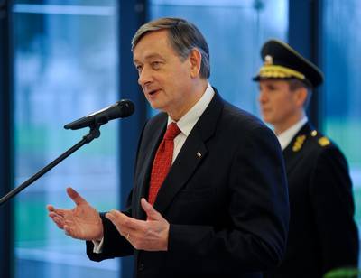Predsednik republike dr. Danilo Trk je priredil sprejem za pripadnike obrambno-varnostnih sil, sil zaite in reevanja ter predstavnike veteranskih in domoljubnih organizacij (foto: Neboja Teji/STA)