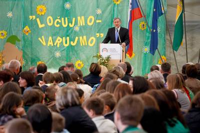 Predsednik republike dr. Danilo Trk se je udeleil zakljune prireditve projekta zbiranja in loevanja odpadne embalae v pomurskih vzgojno-izobraevalnih zavodih "Loujmo - varujmo" (foto: Stanko Gruden/STA)