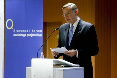 Predsednik republike dr. Danilo Trk se je ob mednarodnem letu zadrug udeleil mednarodne konference "SlovenijaCoop2012: Zadrunitvo – vektor sprememb v Evropi" (foto: Stanko Gruden/STA)